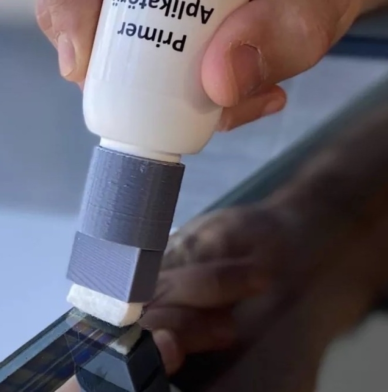 Adhesion primer application adapter